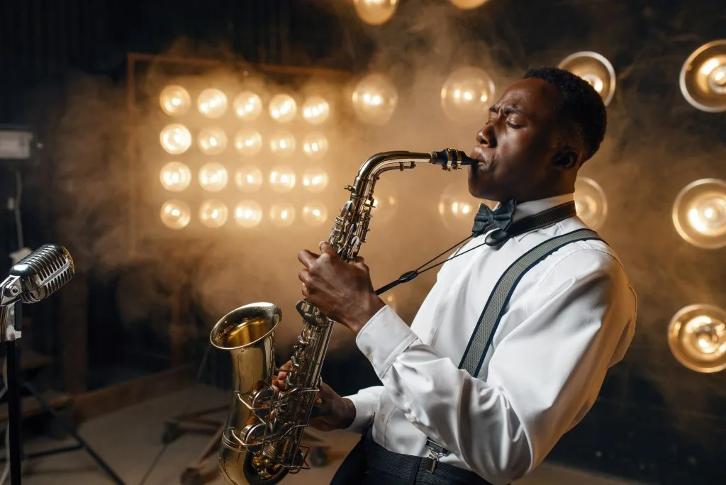 Jazzmusiker spelar saxofon