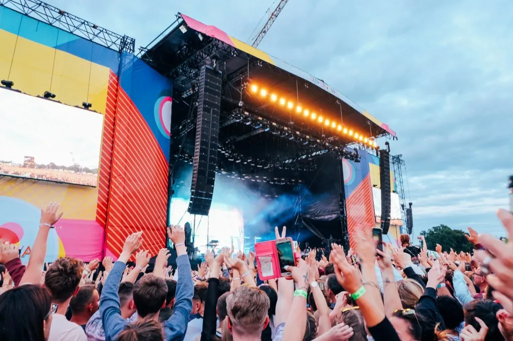 Publik framför scen på musikfestival