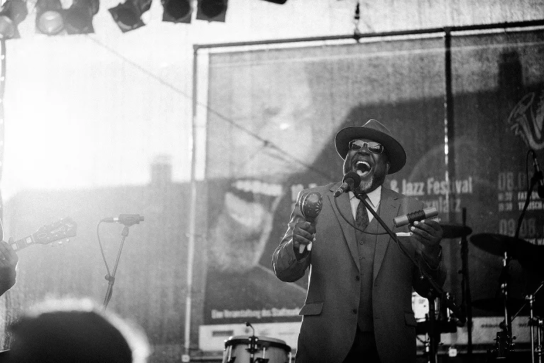 En man sjunger jazz