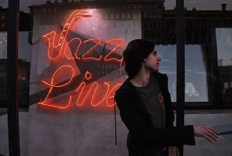 Jazzmusiker framför neonskylt