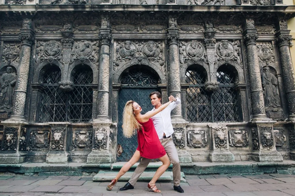 Kvinna och man dansar till jazz