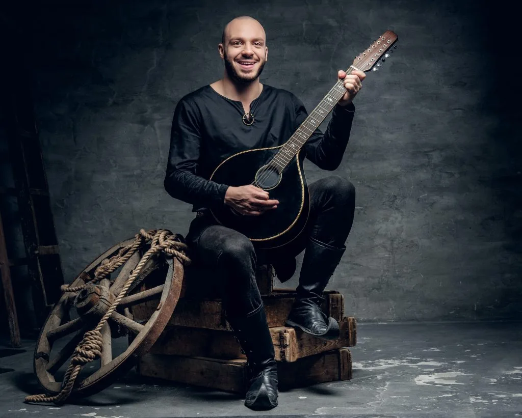 Man spelar folkmusik på mandolin